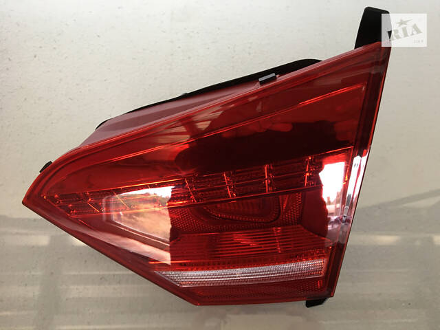 Ліхтар внутрішній правий LED VW Passat 2012-2015 561-945-094-C