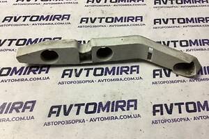 Кронштейн переднього бампера правий Ford Focus 2 2005-2008 4M5117D958AF