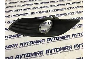 Рамка протитуманок права Ford Focus 2 2008-2010 8M51R19952AE