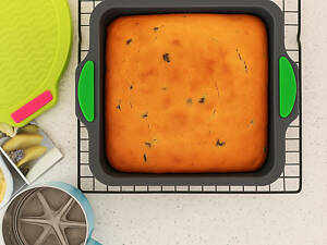 Форма для тортів та пирогів квадратна силіконова з рифленим дном та ручками 26.5х25 см