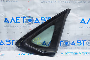 Форточка глухое стекло задняя правая Chrysler 200 15-17 черный глянец, царапины на молдинге