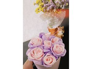 Гарний,невеличкий подарунковий букет з атласних троянд за 1 троянду 15 гривен,букет що на фото коштує 200 гривень