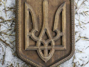 Герб Украины из натурального дерева