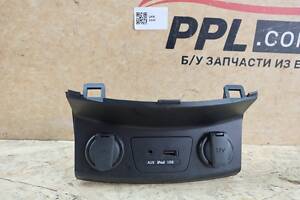 Hyundai i30 II 2011-2016 Роз'єм USB AUX Ipod панель накладка центральної консолі торпедо 96120-A5000