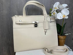 Жіноча велика сумка з замочком чорна екошкіра, сумочка на плече з декоративним замком Молочний