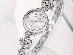 Жіночий годинник Rinnandy з металевим браслетом.