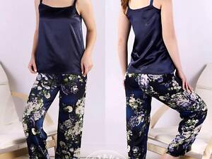 Женский атласный костюм-пижама с цветочным принтом / синий