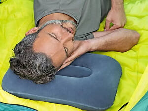 Кемпинговая надувная подушка 42х26х10 см Bestway синяя.