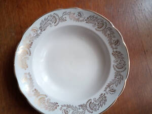 Фарфоровые глубокие и мелкие тарелки