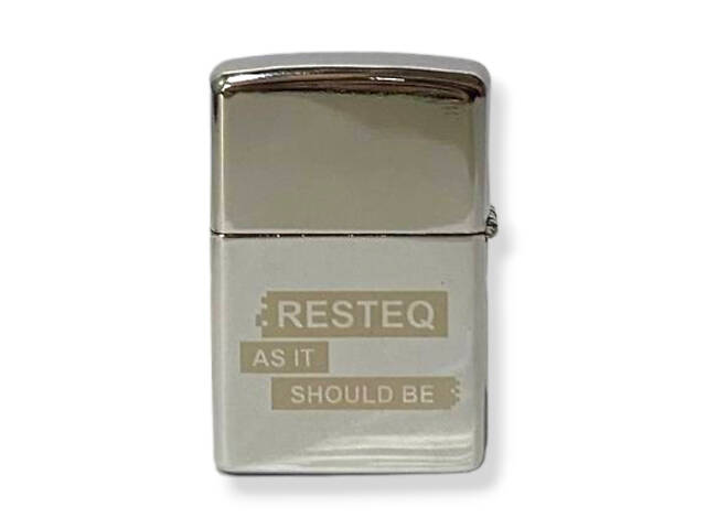 Классическая бензиновая зажигалка типа Зиппо с надписью 'RESTEQ AS IT SHOULD BE'. Многоразовая зажигалка - Фото 3