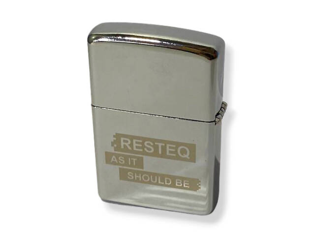 Классическая бензиновая зажигалка типа Зиппо с надписью 'RESTEQ AS IT SHOULD BE'. Многоразовая зажигалка - Фото 4