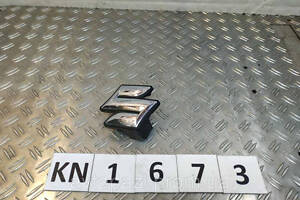 KN1673 7174364R0 кронштейн значок перед (1 зі значком 600) Suzuki SX4 S-Cross 16- 45_02_02