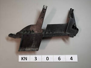 KN3064 1301073025 кронштейн фари перед R BMW X3 E83 03-10