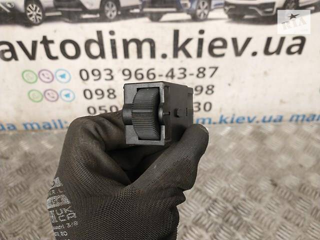 Кнопка подсветки приборов MR114072 Mitsubishi Carisma 1996-2003