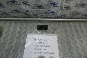 Кнопка стеклоподъемника Nissan Juke F15 2010 (б/у)