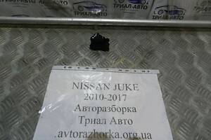 Кнопка стеклоподъемника Nissan Juke F15 2010 (б/у)