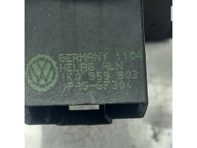 Кнопка відкривання лючка паливного бака і кришки багажника VW Touareg 2002-2010 1k0959903