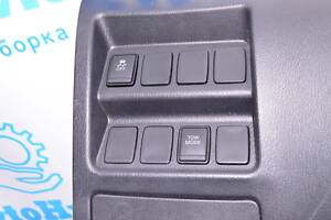 Кнопки на накладке колени водителя Nissan Pathfinder 13- (01) 68106-3JA1A