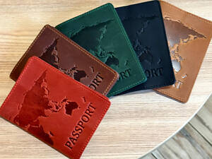 Шкіряна обкладинка для паспорта з написом Ukraine