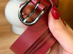 Кожаный женский ремень красного цвета 4711