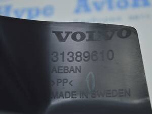 Кожух правої петлі кришки багажника Volvo S90 16-31389610