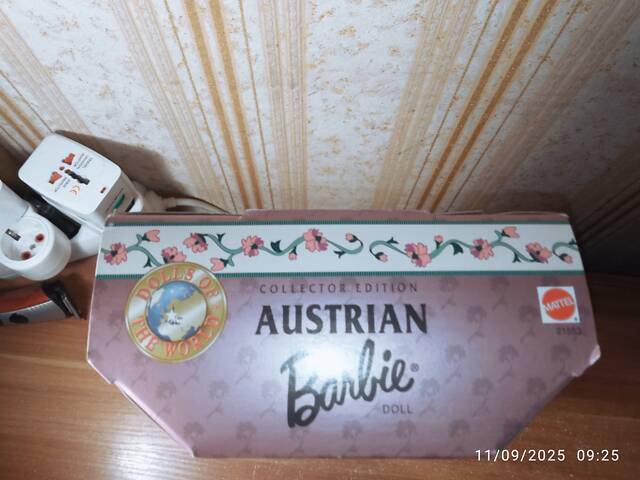 Колекційна Лялька Барбі 1999 Austrian Barbie Collector Edition - 21553 Колекція 'Dolls of the World' НОВА з США - Фото 4