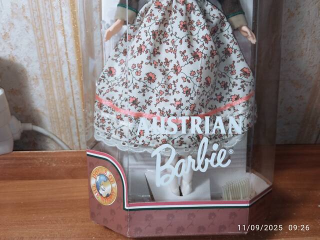 Колекційна Лялька Барбі 1999 Austrian Barbie Collector Edition - 21553 Колекція 'Dolls of the World' НОВА з США - Фото 11