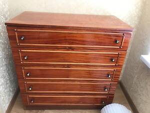 Комод б/в коричневого кольору.