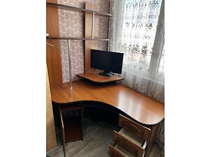 Компʼютерний стіл із дерева