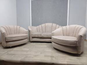Комплект м'яких меблів - диван тримісний і 2 крісла. Перешитий в НОВУ приємну м'яку тканину. Стан нового ! Привезений з Бельгії