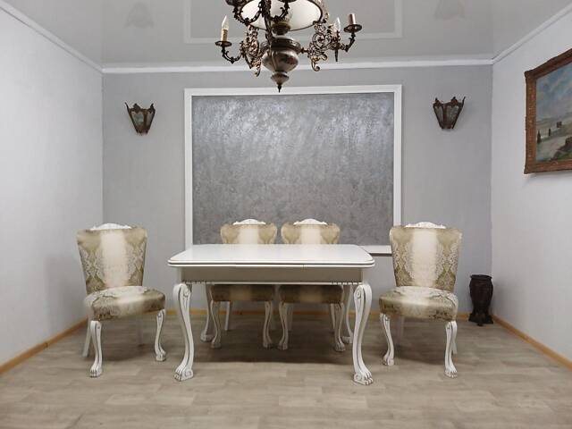 Комплект: стіл розкладний і 4 стільця на 'лапах'. Дерев'яні, різьблені. Не потребують реставрації !!! Відреставровані ! Пофарбова - Фото 2