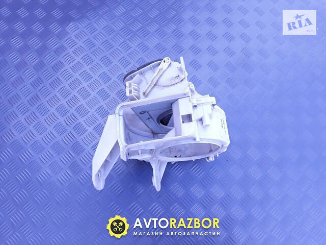 Корпус моторчика вентилятора отопителя печки на Mazda 323 BA, 323F 1994-1998 год