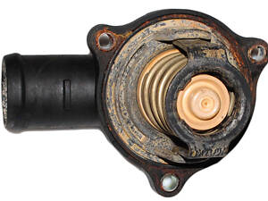 Корпус термостата 059121111L VW Touareg 02-10, Phaeton 02-16; AUDI A4 04-08, Q7 05-15, A6 04-11, A8 02-10