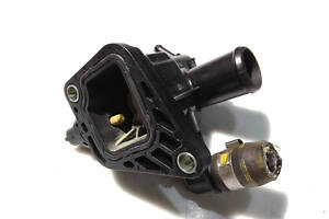 Корпус термостата 55233327 FIAT Fiorino 07-, Qubo 08-19, Punto 09-18, 500 07-20, Tipo 15-, 500L 12-22; PEUGEOT Bipper 08-17; CITROEN Nemo 08-17; ALFA ROMEO MiTo 08-18; LANCIA Ypsilon 12-