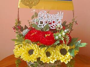 Букет из атласной ленты в корзине