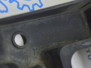 Крепление решетки радиатора grill центр Honda Clarity 18-21 usa 71150-TRT-A00