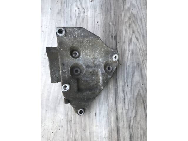 Кронштейн компрессора кондиционера Skoda Superb 1.8 бензин 2007 г, б/у 06B 260 385 - Фото 1