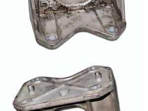 Кронштейн коробки передач МКПП левый 8200260358 RENAULT Trafic 00-14; NISSAN Primastar 02-14; OPEL Vivaro 01-14