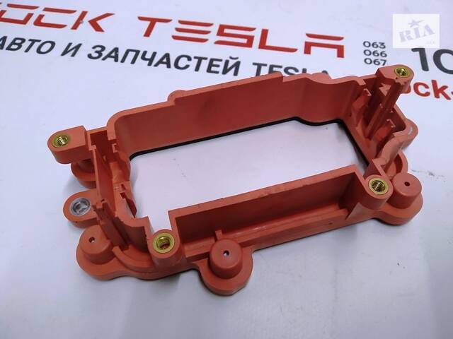 Кронштейн кріплення кришки запобіжників основної батареї Tesla model S REST, Tesla model X 1067110-00-B