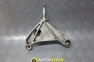 Кронштейн кріплення подушки КПП лівий 8200013681 на 2.2DCi Renault Laguna II 2000-2007 рік