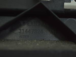 Кронштейн накладки порога правый передний Volvo S90 16- 31447324