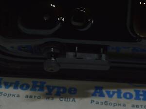 Кронштейн отбойника крышки багажника левого Audi A4 B9 17-18 на крышке 8W5-827-127