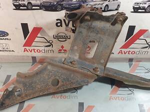 Кронштейн переднего бампера левый MR478681 Mitsubishi Pajero Sport 1 RHD