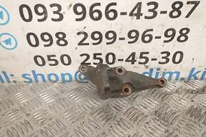 Кронштейн подушки двигуна правий 123150D040 Toyota Avensis T25 03-09