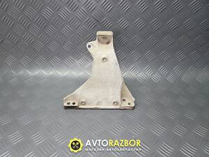 Кронштейн подушки двигателя правый 8D0199308F на Volkswagen VW Passat B5, Audi A4 (B5), A6 (C5) 1994-2005 год