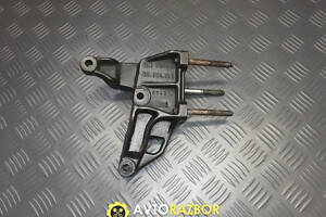 Кронштейн подушки двигуна правий 90498184 на 2.0 DTI Opel Vectra B, Zafira A, Astra G, H, Omega B, C