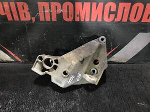 Кронштейн подушки двигуна, правий 1.9TDI Volkswagen Golf IV/Sharan/Transporter T5, Skoda Octavia Tour 038199207J 6696