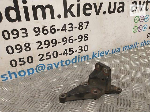 Кронштейн правої подушки двигуна 1231522050 Toyota Corolla E120 2000-2006