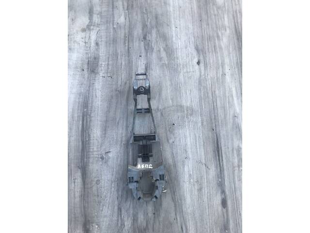 Кронштейн ручки внешней передней правой Skoda Octavia A5 1.6 бензин лифтбек 2005 г, б/у. 1U0837886B - Фото 1