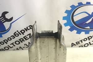Кронштейн усилителя переднего бампера левый Mercedes A2126200995